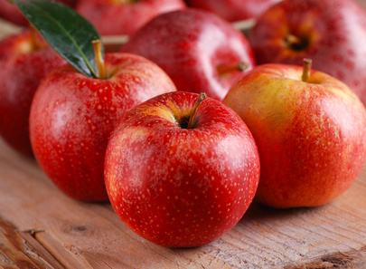 mele rosse biologiche sul tavolo di legno